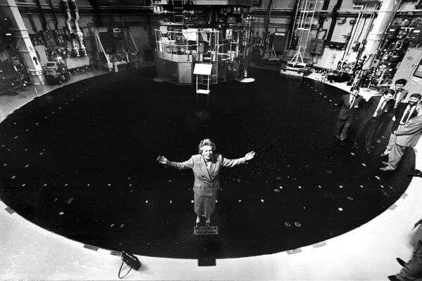 Премьер-министр Великобритании Маргарет Тэтчер стоит на ядерном реакторе во время открытия новой АЭС Торнесс