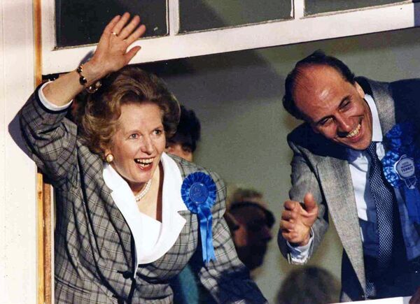 Премьер-министр Великобритании Маргарет Тэтчер и Норман Тербитт приветствуют своих сторонников