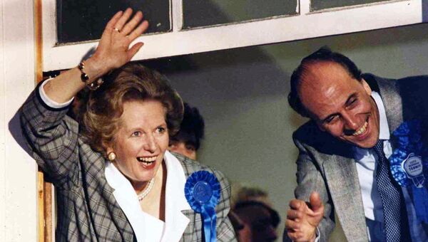 Премьер-министр Великобритании Маргарет Тэтчер и Норман Тербитт приветствуют своих сторонников