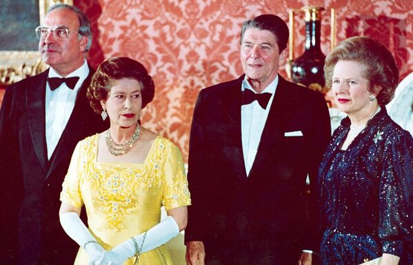 Премьер-министр Великобритании Маргарет Тэтчер, президент США Рональд Рейган и канцлер Германии Гельмут Коль на приеме у королевы Англии Елизаветы Второй
