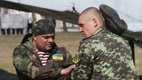 Бойцы из отряда Самообороны Майдана во время тактических учений на территории учебного центра Национальной гвардии Украины