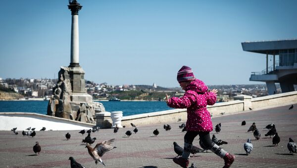 Ребенок на набережной в городе Севастополе. Архивное фото