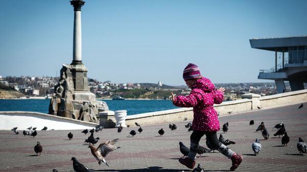Ребенок на набережной в городе Севастополе