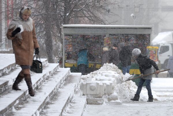 Уборка снега у станции метро Сокольники в Москве