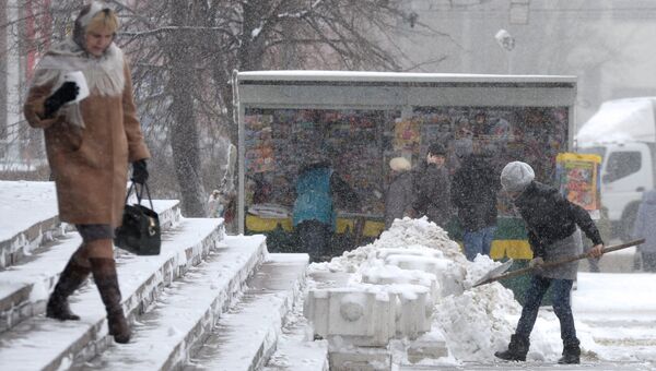 Уборка снега у станции метро Сокольники в Москве