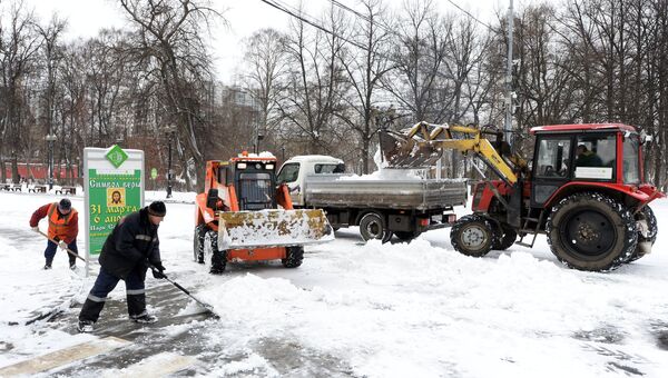 Сотрудники коммунальных служб убирают снег на улице. Архивное фото