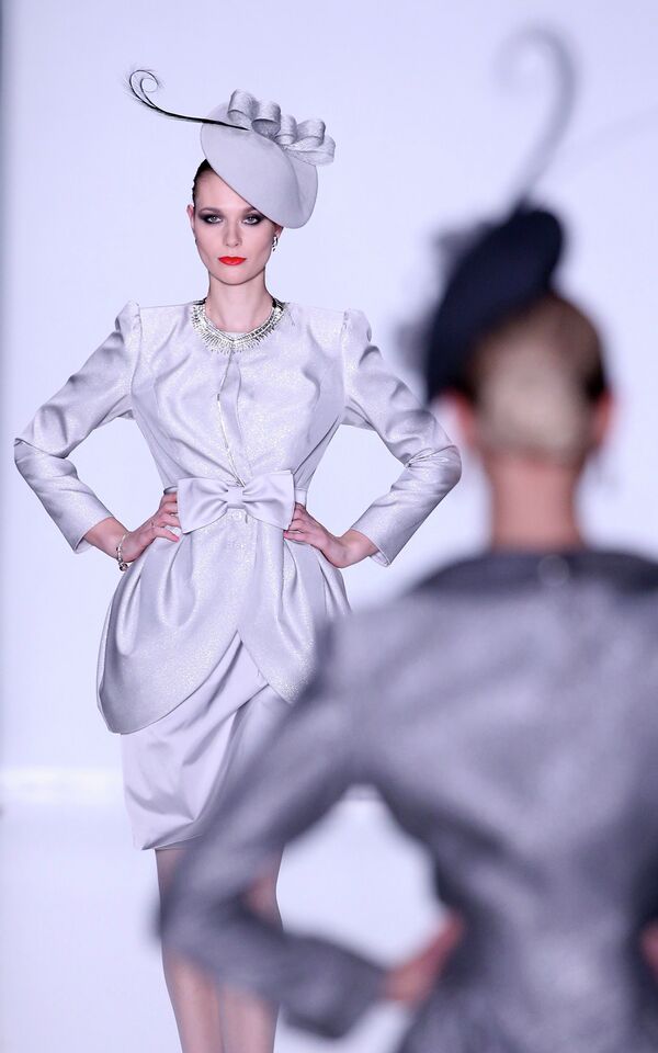 Модель демонстрирует одежду из новой коллекции Дома моды Slava Zaitsev в рамках Mercedes-Benz Fashion Week Russia