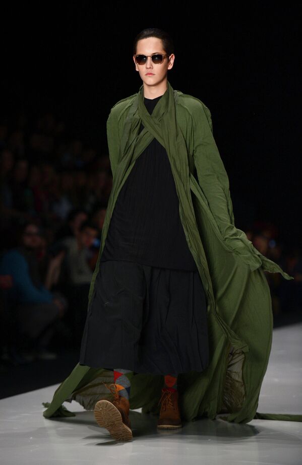 Модель демонстрирует одежду из новой коллекции Лаборатории моды Вячеслава Зайцева в рамках Mercedes-Benz Fashion Week Russia