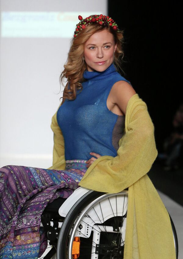 Модель демонстрирует одежду во время показа Мода без границ в рамках недели моды Mercedes-Benz Fashion Week Russia