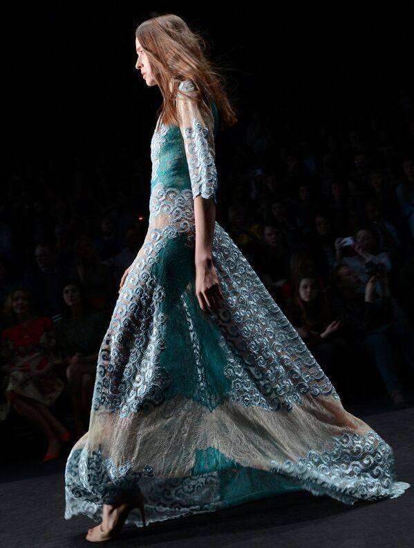 Модель демонстрирует одежду из новой коллекции дизайнера Алены Ахмадулиной в рамках Mercedes-Benz Fashion Week Russia