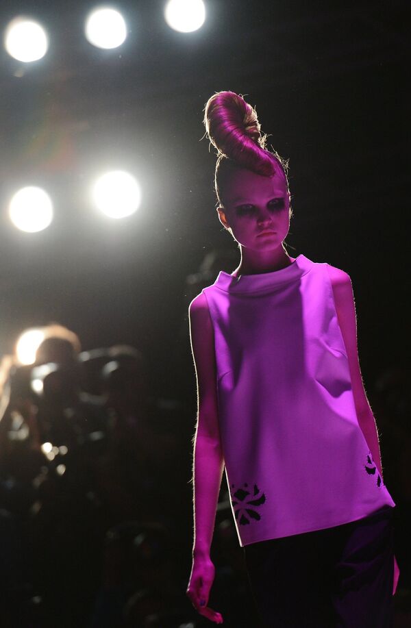 Модель демонстрирует одежду из новой коллекции дизайнера Светланы Тегин в рамках Mercedes-Benz Fashion Week Russia