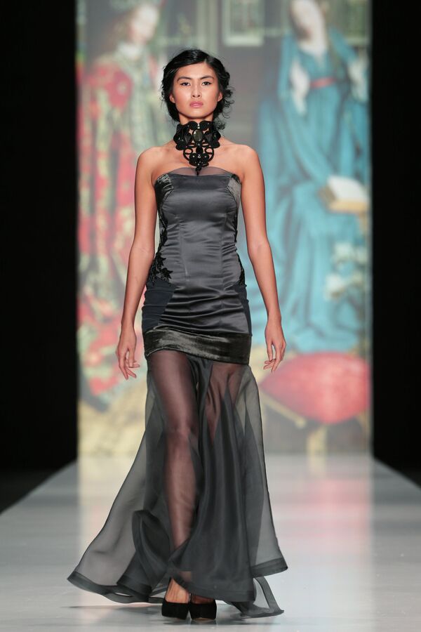Модель демонстрирует одежду из новой коллекции дизайнера Юлии Далакян, представленной на показе в рамках Mercedes-Benz Fashion Week Russia