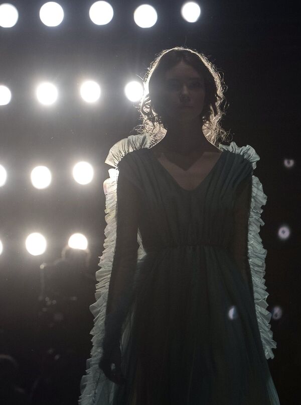 Модель демонстрирует одежду из новой коллекции дизайнера Марии Голубевой в рамках Mercedes-Benz Fashion Week Russia