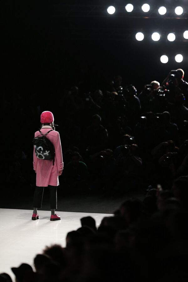 Модель демонстрирует одежду из новой коллекции студии платья ХакаМа, представленной на показе в рамках Mercedes-Benz Fashion Week Russia