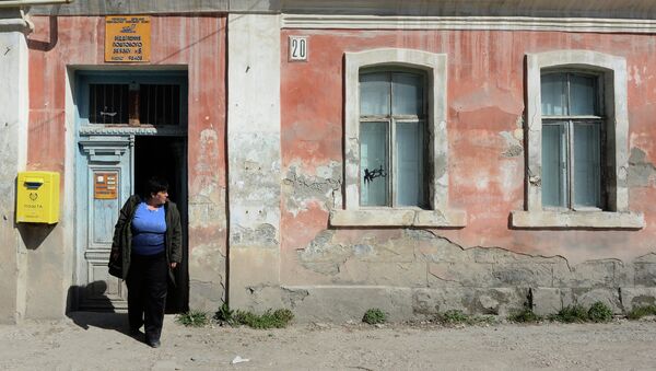 Женщина у отделения почтовой связи на одной из улиц Бахчисарая. Архивное фото