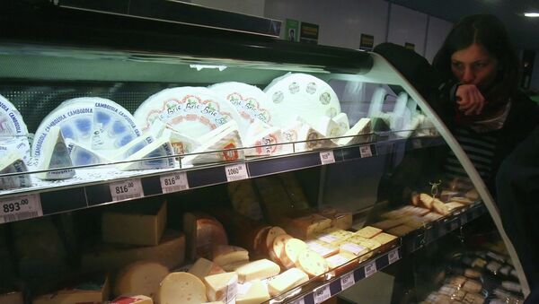 Разные сорта сыра на прилавке супермаркета. Архивное фото