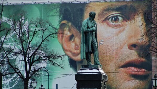 Памятник А.С.Пушкину на фоне рекламного плаката фильма Дневной дозор
