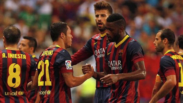 Футболисты Барселоны поздравляют Адриано (второй слева) с забитым мячом в ворота Малаги