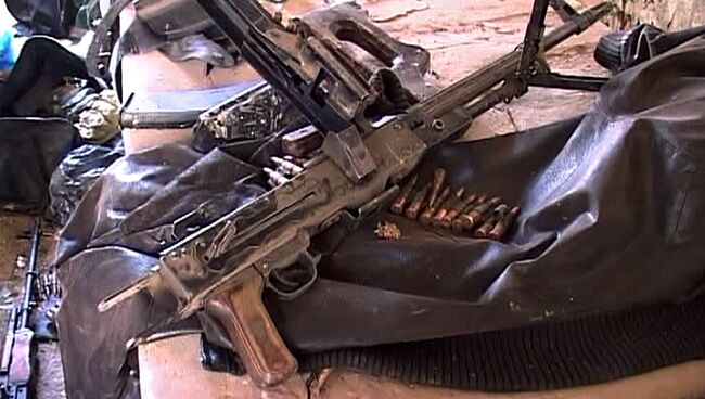 Оружие и боеприпасы, найденные на месте проведения контртеррористической операции у частного дома в Буйнакске. Фото с места события