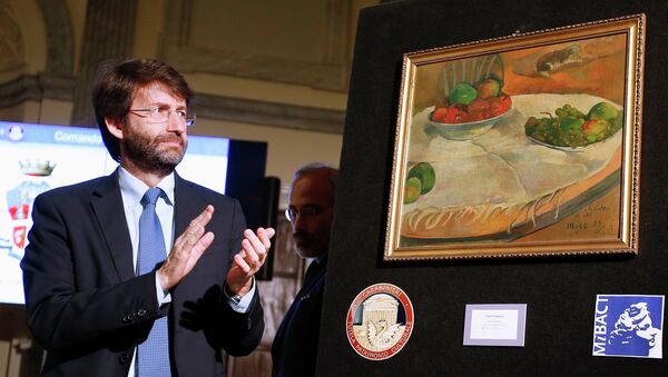 Министр культуры Италии Дарио Франческини рядом с картиной Поля Гогена во время пресс-конференции в Риме