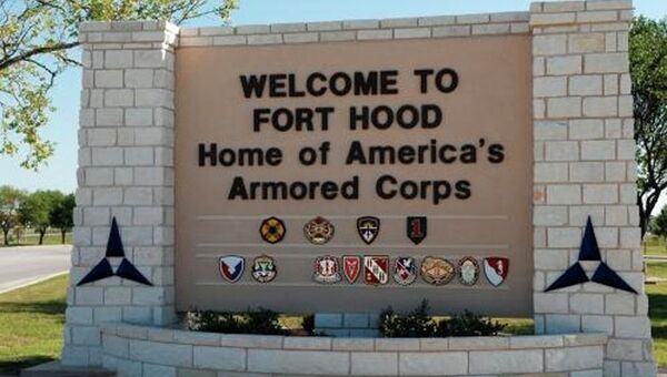 Главный вход на военную базу Форт-Худ в Техасе. Архивное фото
