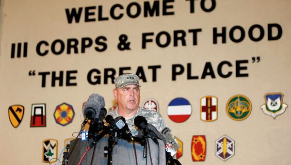 Командующий военной базой Форт-Худ генерал-лейтенант Марк Милли делает заявление для прессы