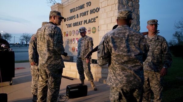 Военнослужащие у главного входа на военную базу Форт-Худ в Техасе