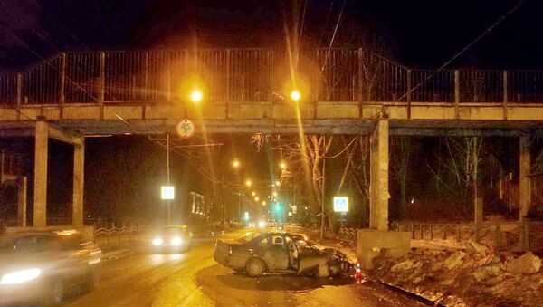 Nissan Sunny врезался в опору надземного пешеходного перехода в Томске, событийное фото