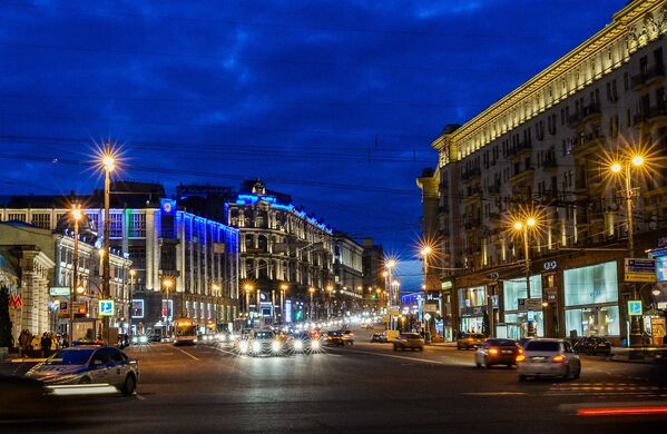 Здания на Тверской улице подсвечены синими прожекторами в рамках акции Light It Up Blue