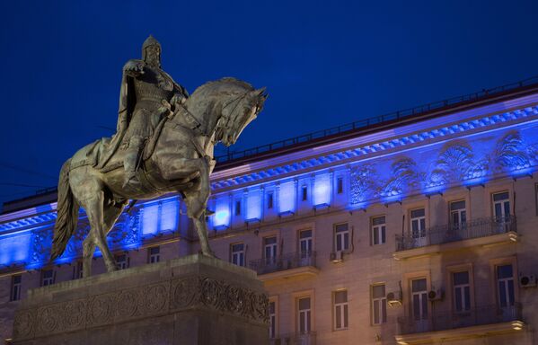 Здание на Тверской улице подсвечено синими прожекторами в рамках акции Light It Up Blue