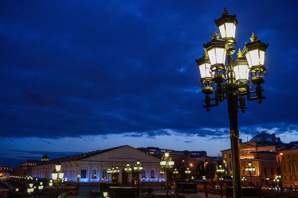 Здание Центрального выставочного зала Манеж подсвечено синими прожекторами в рамках акции Light It Up Blue