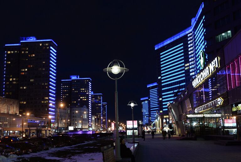 Высотные здания на Новом Арбате подсвечены синими прожекторами в рамках акции Light It Up Blue