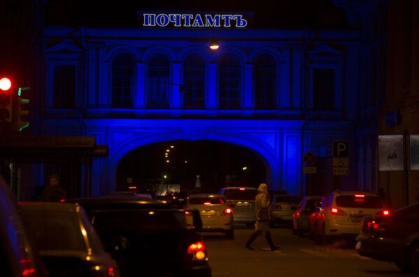 Здание Главного почтамта в Санкт-Петербурге подсвечено синими прожекторами в рамках акции Light It Up Blue
