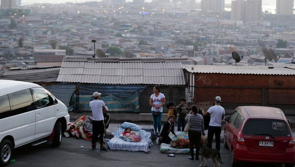 Жители чилийского города Икике ночуют на улице после землетрясения в ночь на среду