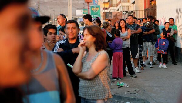 Жители чилийского города Икике, пострадавшего от землетрясения