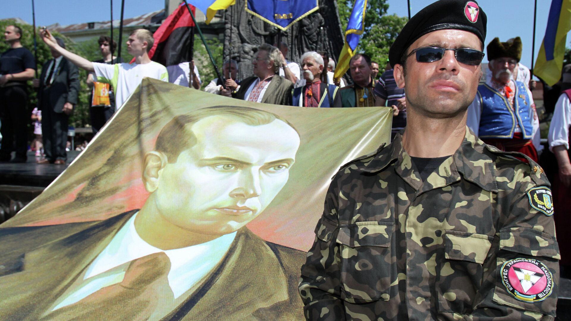 Представитель Конгресса украинских националистов с портретом Степана Бандеры - РИА Новости, 1920, 30.04.2021
