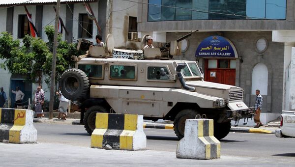 Военные после атаки Аль-Каиды на штаб-квартиру армии в Йемене