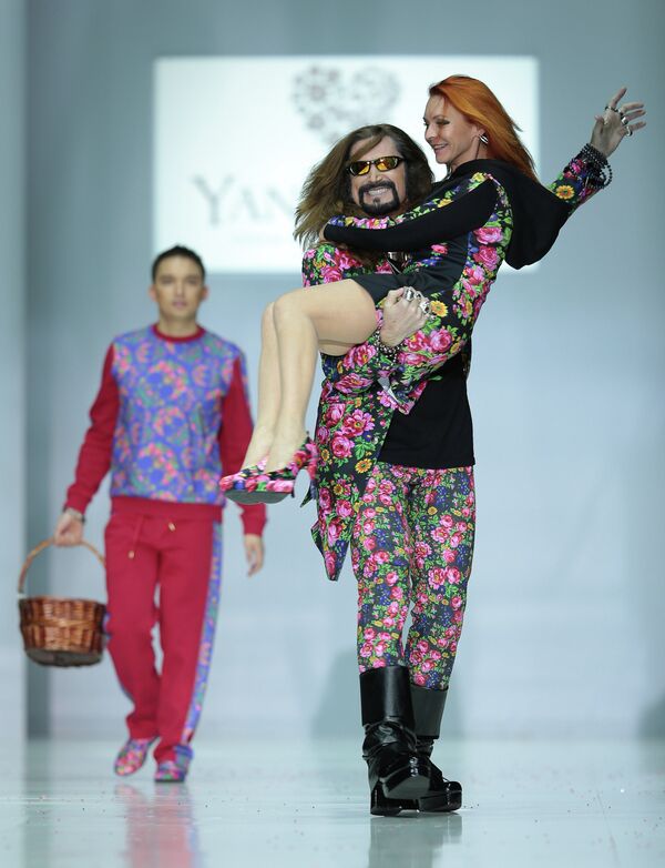 Певец Никита Джигурда с супругой фигуристкой Мариной Анисиной демонстрируют одежду из новой коллекции марки YanaStasia в рамках недели моды в Гостином дворе