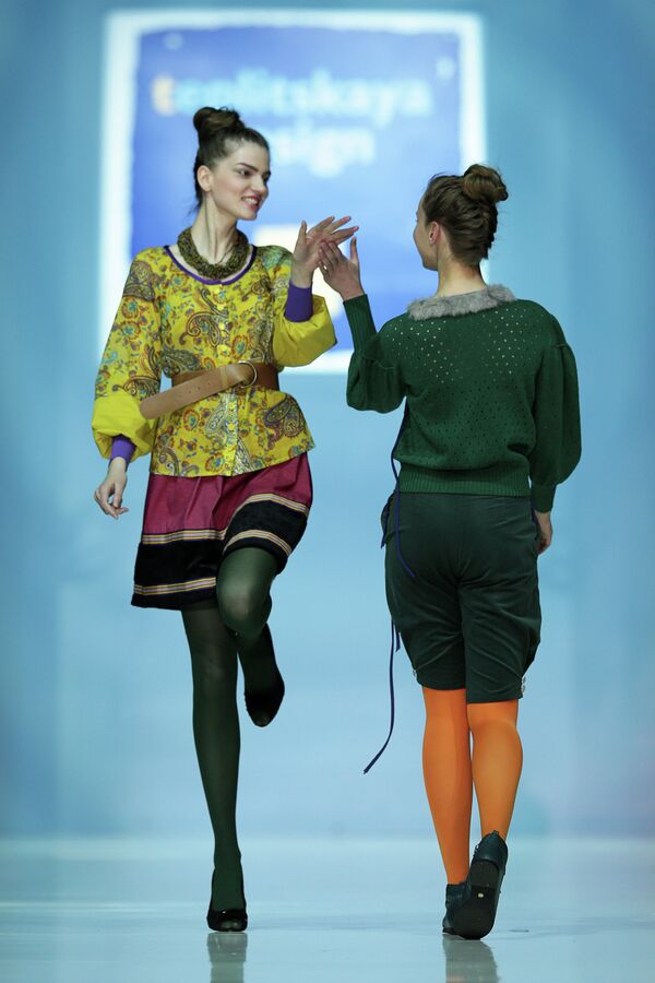 Модели демонстрируют одежду из новой коллекции модельера Елены Теплицкой в рамках недели моды в Гостином дворе
