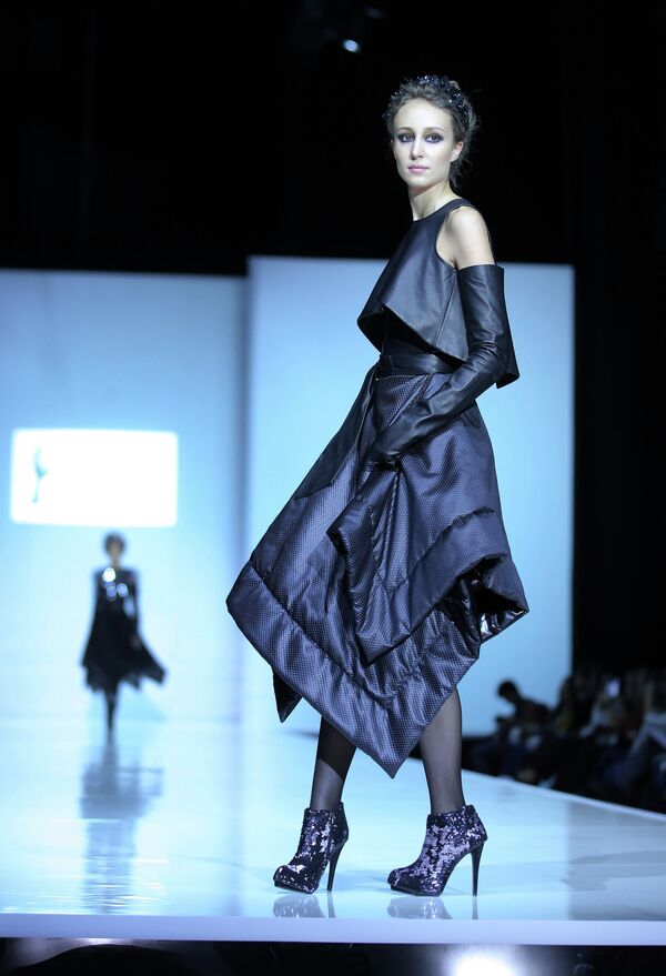 Модель демонстрирует коллекцию одежды лауреата Х Международного конкурса молодых дизайнеров Русский Силуэт Екатерины Королевой