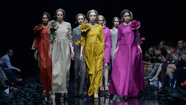 Модели демонстрируют одежду из новой коллекции дизайнера Сергея Сысоева в рамках недели моды в Гостином дворе