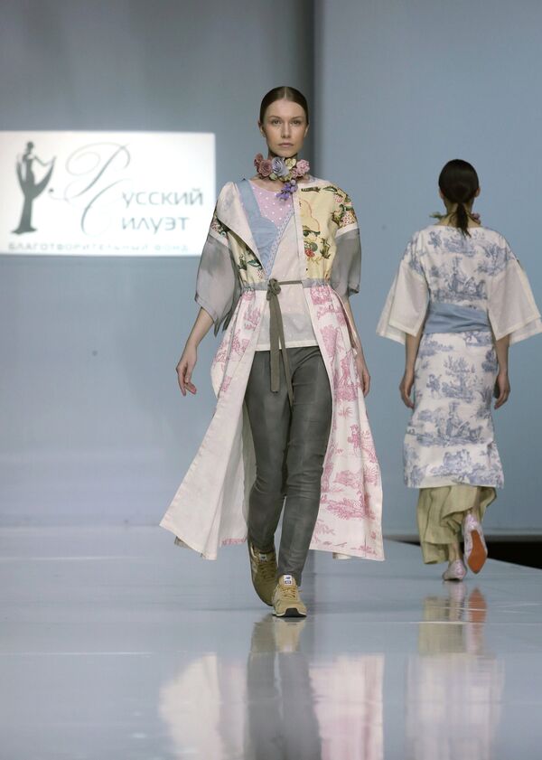 Модели демонстрируют коллекцию одежды лауреата Х Международного конкурса молодых дизайнеров Русский Силуэт Асии Бареевой