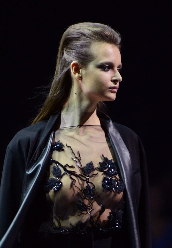Модель демонстрирует одежду из новой коллекции модельера Валентина Юдашкина в рамках недели моды в Гостином дворе