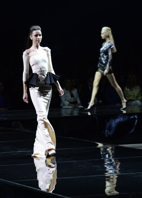 Модели демонстрируют одежду из новой коллекции модельера Валентина Юдашкина в рамках недели моды в Гостином дворе