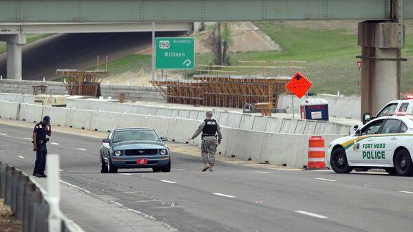 Проверка автомобилей на дороге к военной базе Форт-Худ в Техасе. Фото с места события