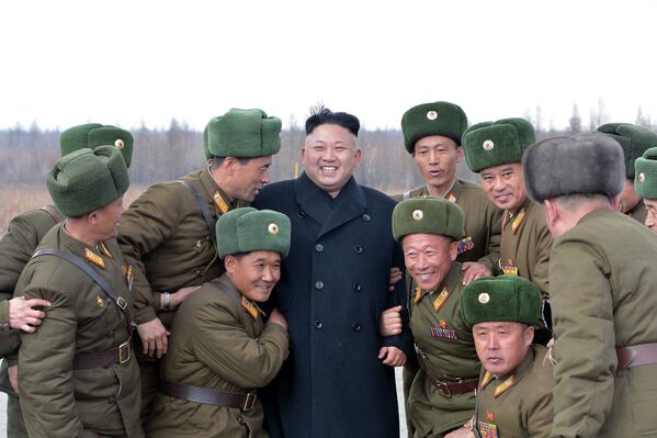 Северокорейский лидер Ким Чен Ын вместе с офицерами Корейской Народной Армии