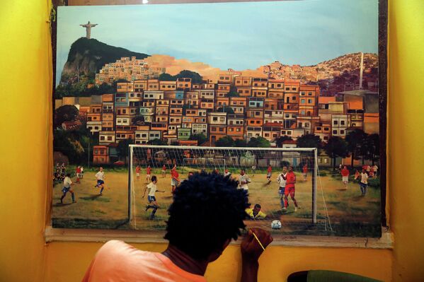 Художник рисует картину игры в футбол в Рио-де-Жанейро, Бразилия