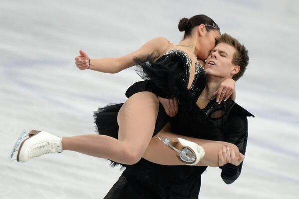 Елена Ильиных и Никита Кацалапов (Россия) выступают в произвольной программе танцев на льду на Чемпионате мира по фигурному катанию 2014 года в Сайтаме