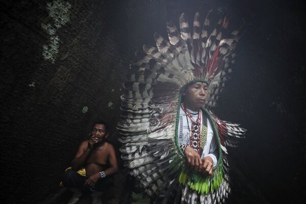 Шаман индейского племеми во время церемонии. Бразилия