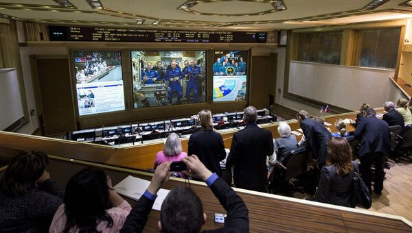 Во время связи с членами экипажа МКС в Центре управления полетами в Королеве. 28 марта 2014